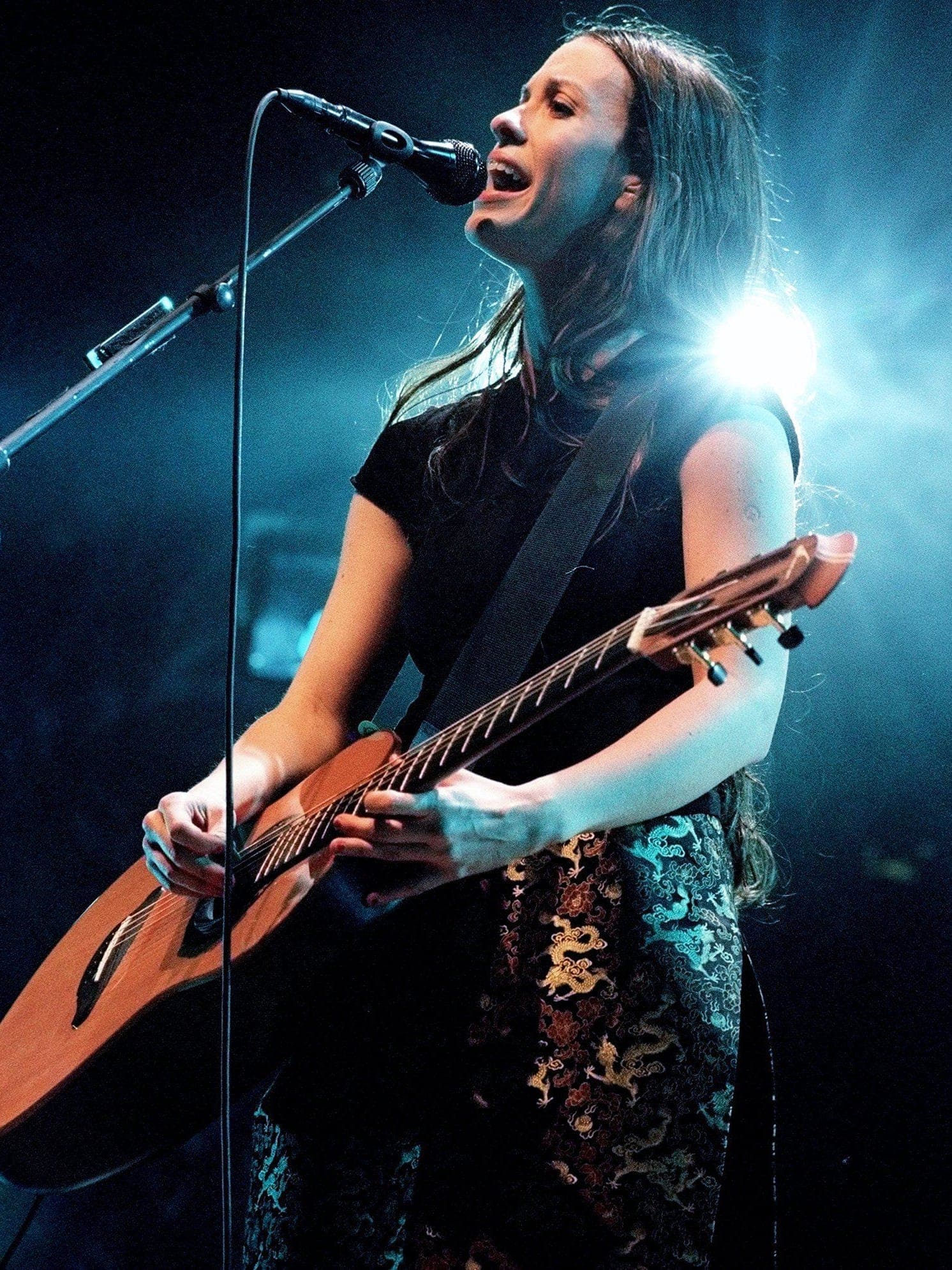 636407564433851421-Alanis-Morissette-with-guitar