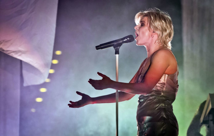Robyn-performs-live-696x442