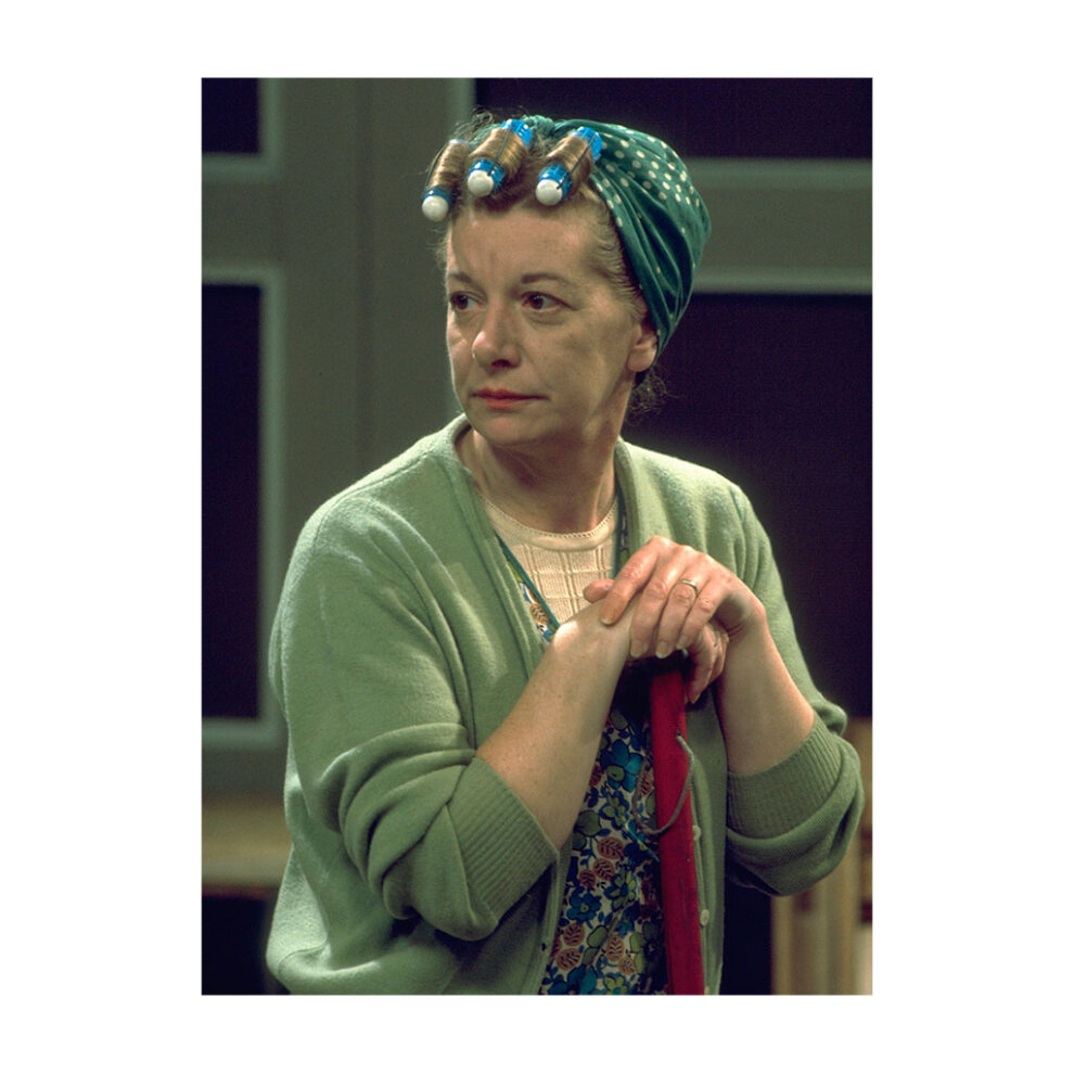 tv-times-hilda-ogden-played-by-jean-alexander-coronation-street-1975-mens-t-shirt-31559769